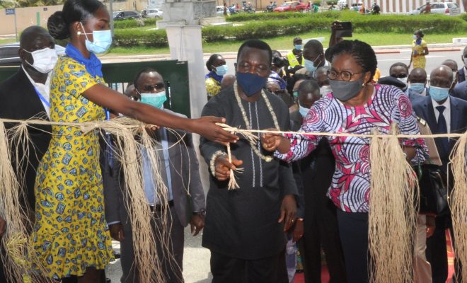 Le-PM-Tomégah-Dogbé-et-le-minitre-Adédzé-coupent-le-ruban-symbolique-660x400